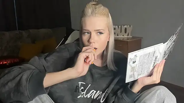 BlondyLedy live cam room