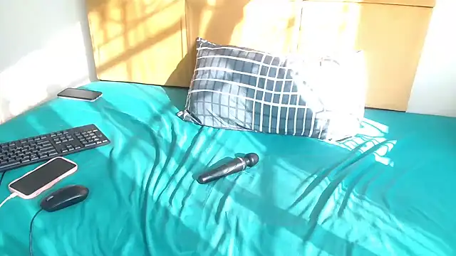 HugeTitisxx webcam
