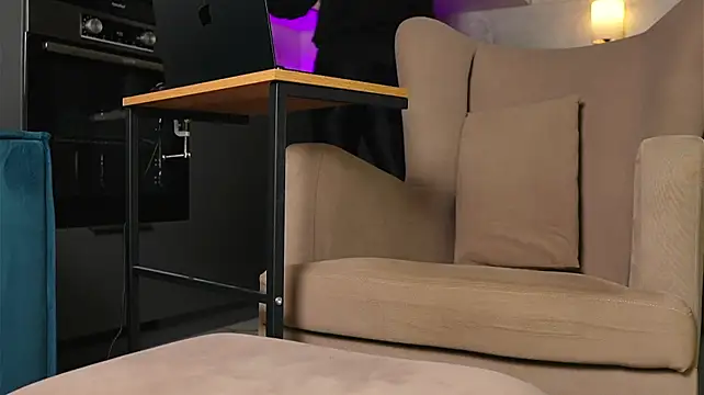 Yourfreebird live cam on StripChat