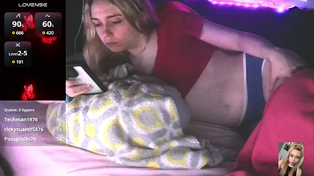 Blondiewithanass live cam on StripChat
