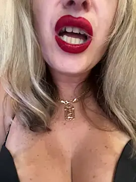Kittenforyou live cam on StripChat