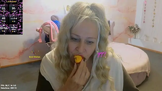 penelope_pinky (Ask my age) - I'll let my hair down and comb it.😄😃🤣