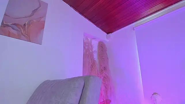 Amelie_Wine stiletto webcam model