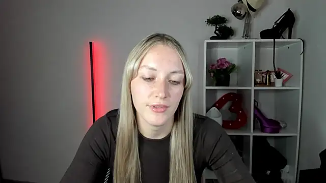 EvelynBlond webcam