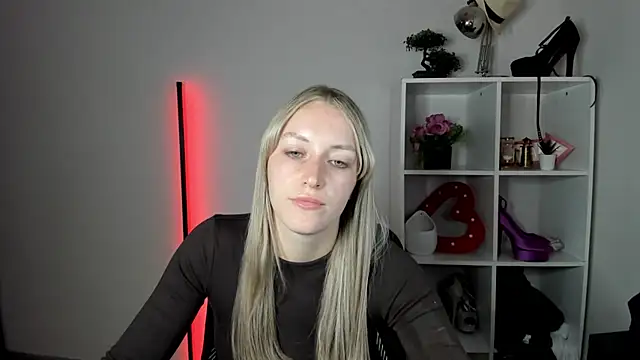 EvelynBlond live cam on StripChat