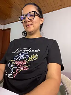 SWEETLILY18 webcam