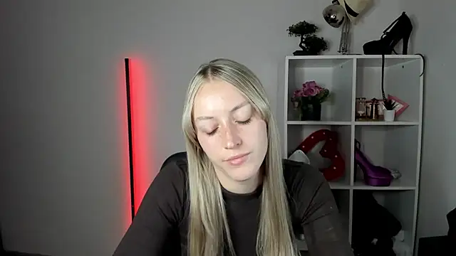EvelynBlond webcam