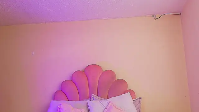 MiaColucci18 live cam on StripChat