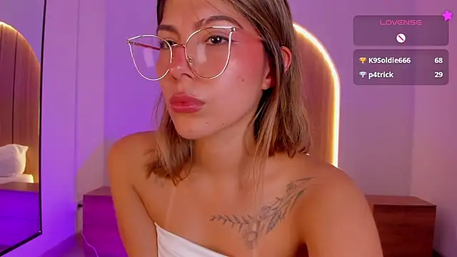riley_sierra live cam on StripChat