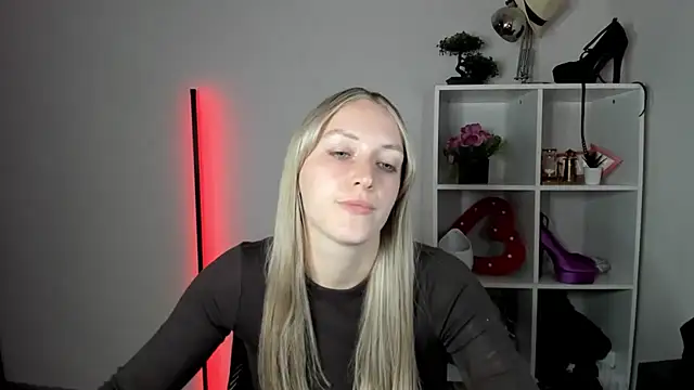 EvelynBlond live cam on StripChat
