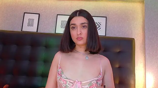 MiahWindsor live cam on StripChat
