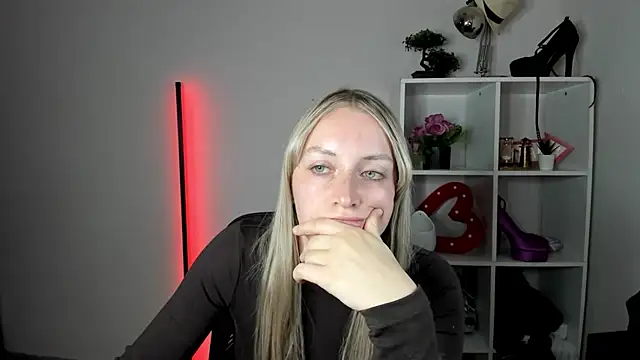 EvelynBlond live cam on StripChat