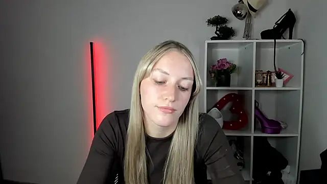 EvelynBlond webcam