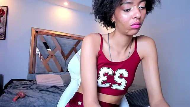 Kiara_Kamau_XXX live cam on StripChat
