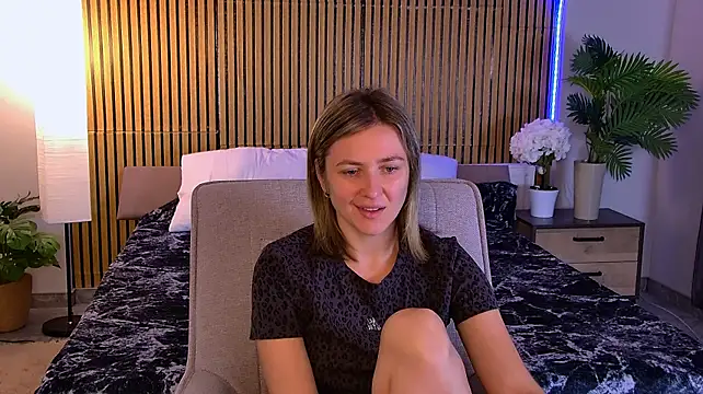 EmeraldGlow live cam on StripChat