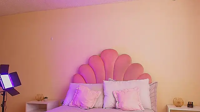 MiaColucci18 webcam