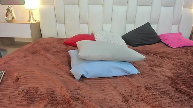mask_red_girl webcam