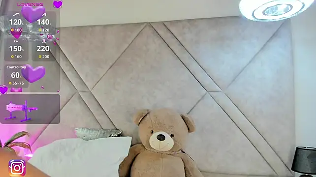 Chloe_Miiller live cam on StripChat