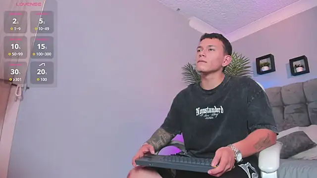 Thomas_moon live cam on StripChat