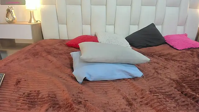 mask_red_girl live cam on StripChat