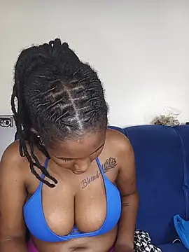 Suckmysweetboobs live cam on StripChat