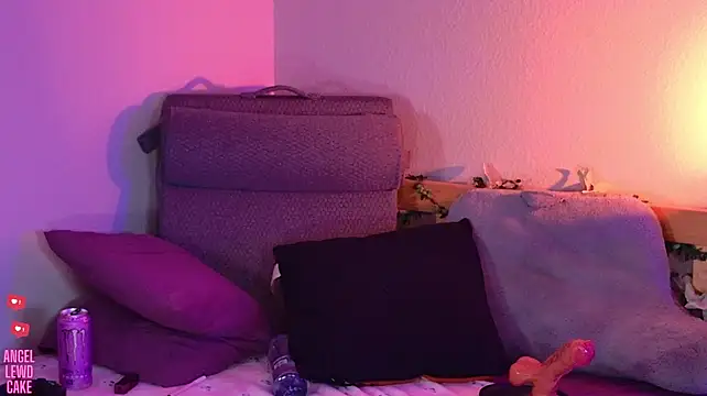 Angel-Lewd-Cake webcam