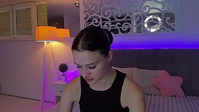 LuisaClover live cam on StripChat