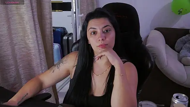 LuciaLoca live cam on StripChat