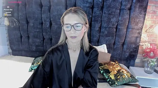 Issa_Milf__ webcam