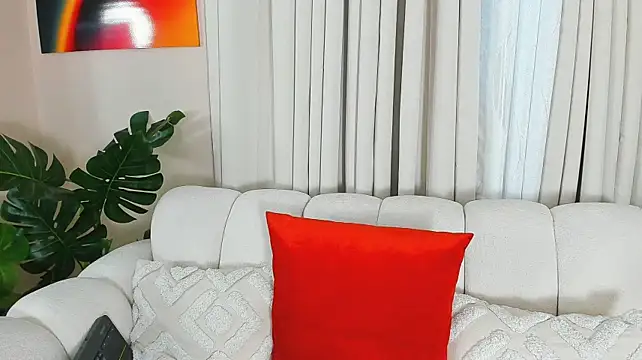 naira_velvett live cam on StripChat