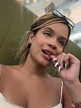 Alisha-Bond webcam