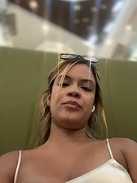 Alisha-Bond webcam