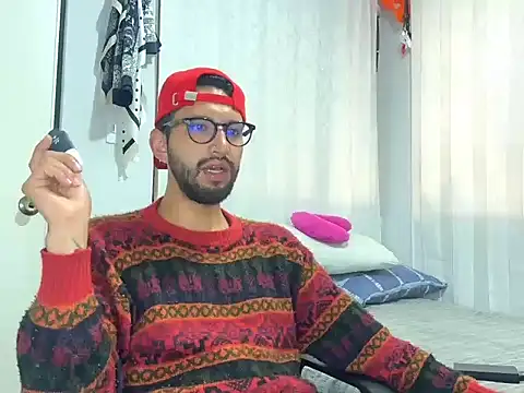 thomass1018 live cam on StripChat
