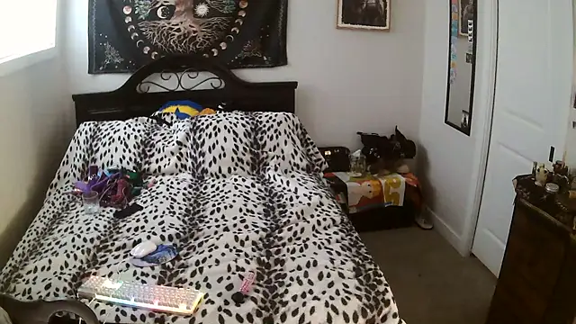 Queenemerald live cam on StripChat