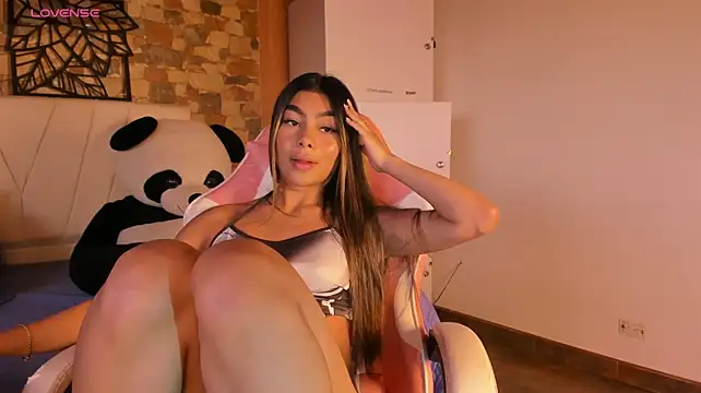 Khaiimy live cam on StripChat