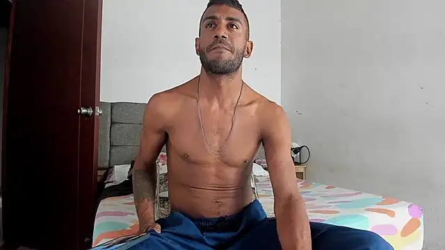 tom_colinn live cam on StripChat