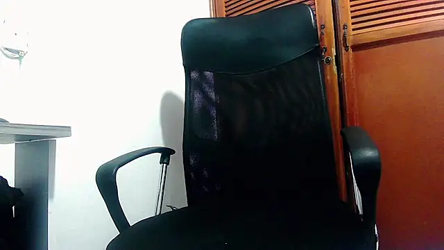TouchDaddy4 live cam on StripChat