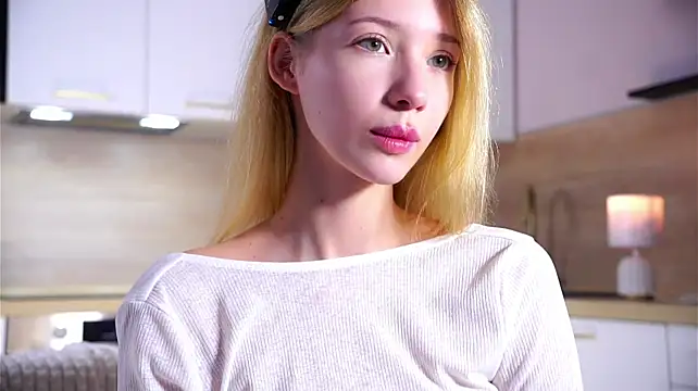SunnivaCovil live cam on StripChat