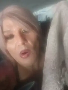 deedeedoll82222 live sex cam