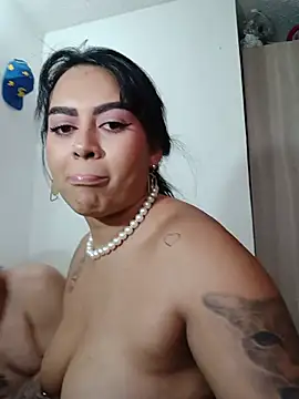 UR_LATIN_BUSHY_GUYS live cam on StripChat