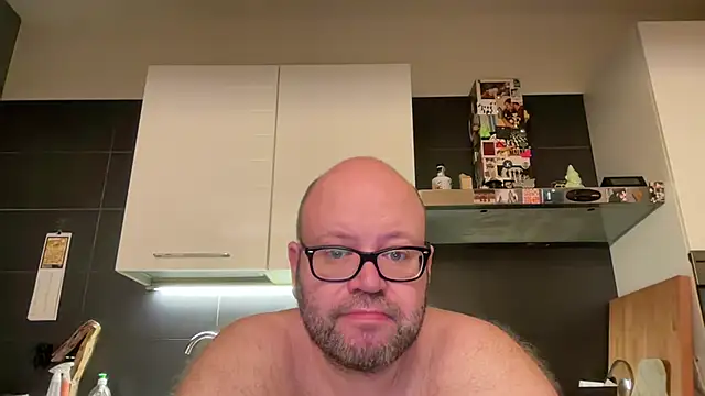 theitalianbear live cam on StripChat