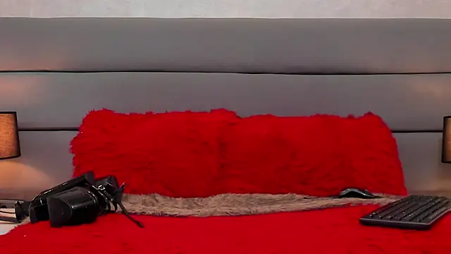 MillyHotsoon webcam