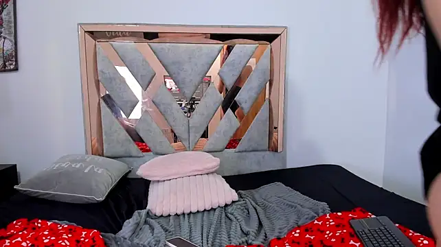 Kenji_n_Rousse live cam on StripChat
