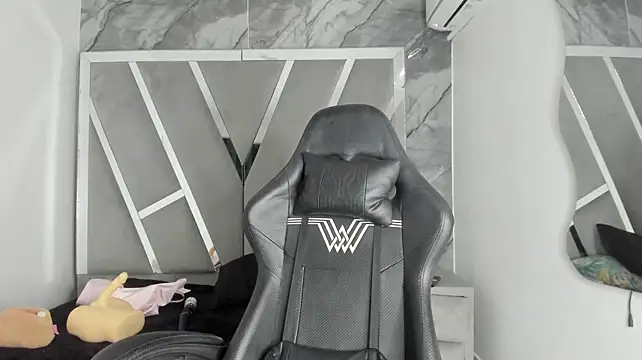 Mia_Petiteht webcam