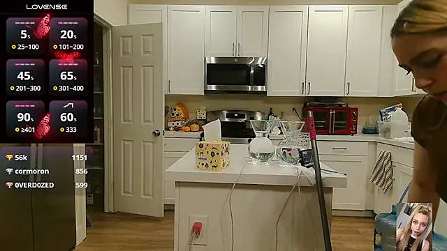 Blondiewithanass webcam