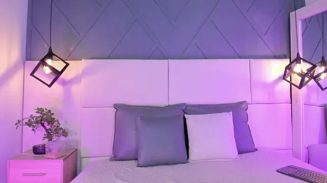 LadyLuminary webcam