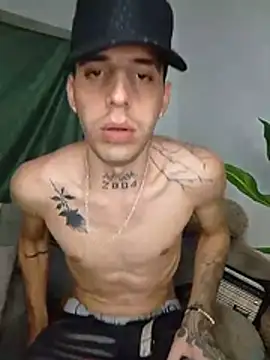 MaxHornyLatin webcam