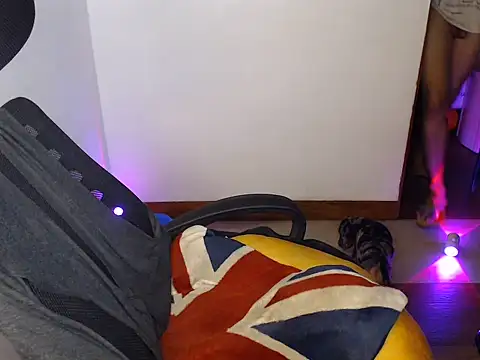 hot_muscle69 (M young) - MAKE THIS MUSCLE GUY CUM MASSIVE!!