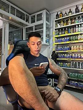 OliverWest04 live cam on StripChat