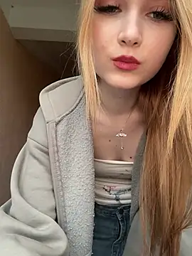 marlboroweb (F teen) - flash my boobs + spank my boobs
